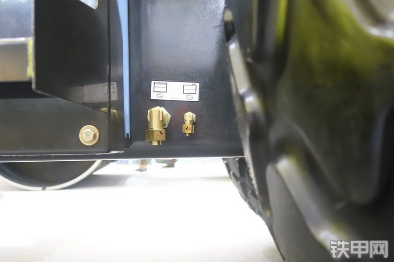 宝马格BW211D-40压路机局部