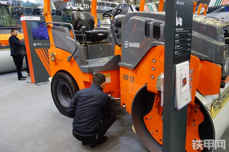 悍马HD13VT压路机整机外观
