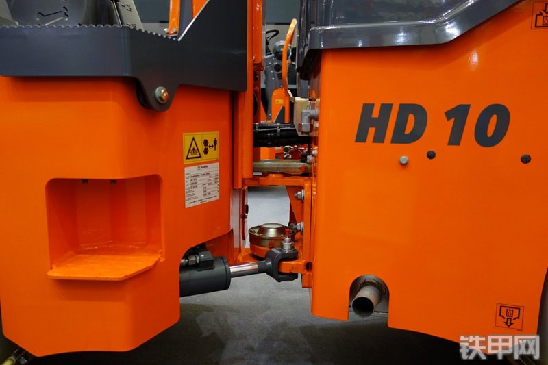 悍马HD10VV压路机局部