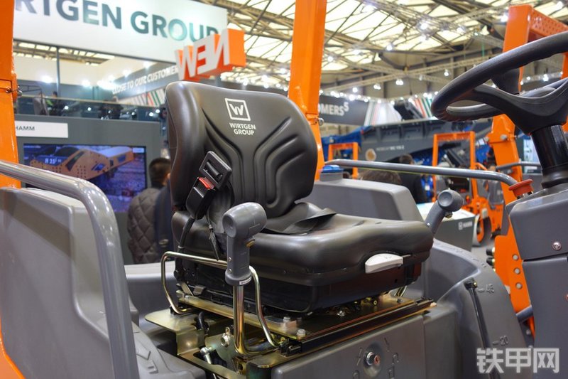 悍马HD13VT压路机局部