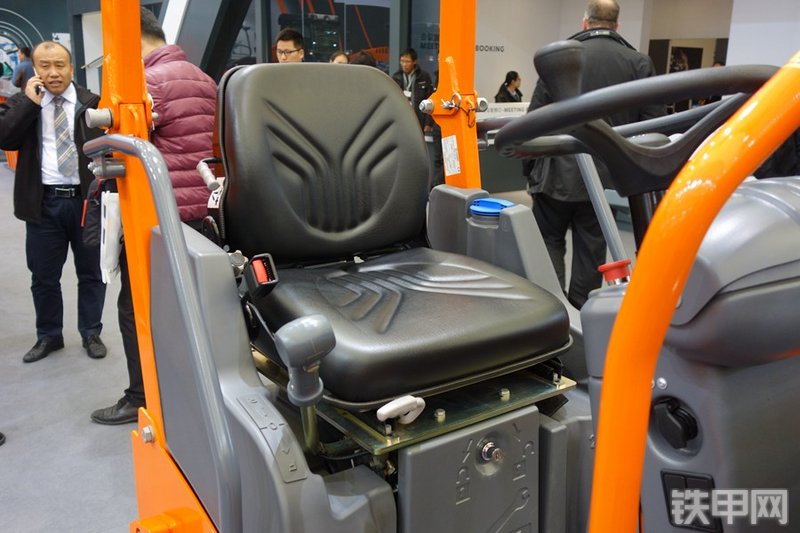 悍马HD8VV压路机局部