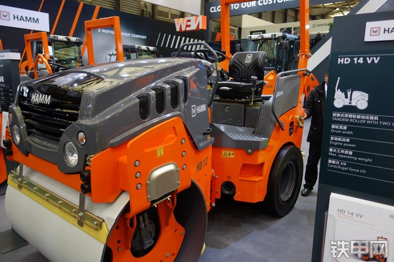 悍马HD13VT压路机整机外观