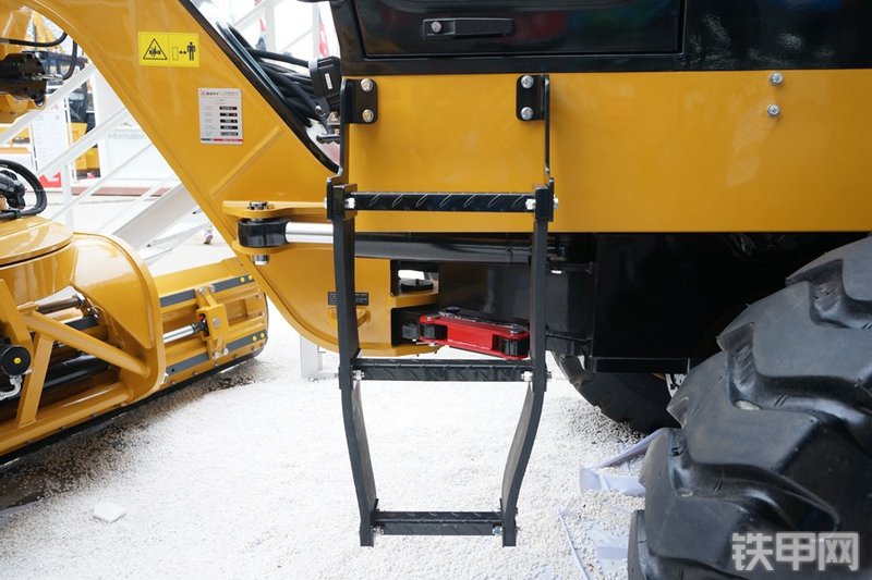 三一重工SAG180-5平地机局部