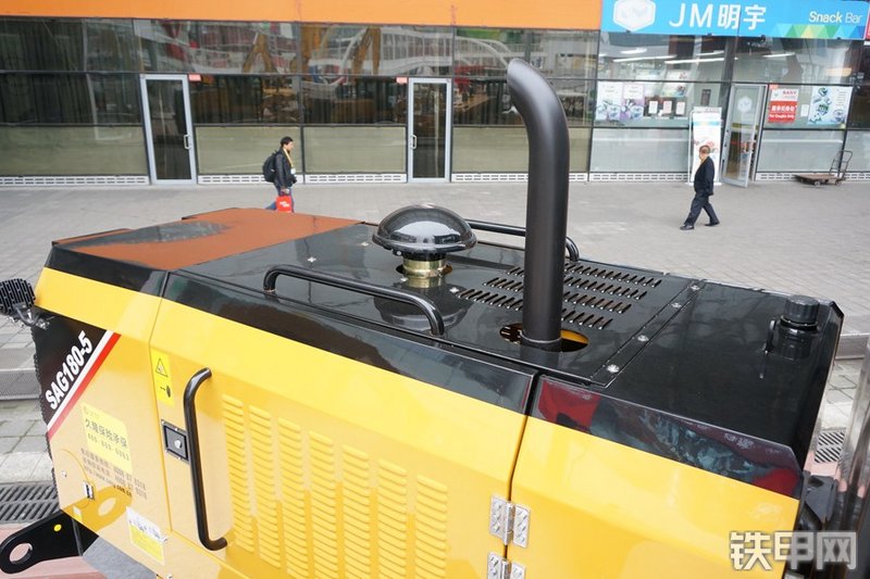 三一重工SAG180-5平地机局部