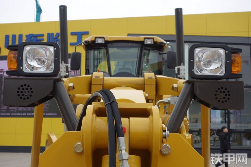 山东临工G9190平地机局部