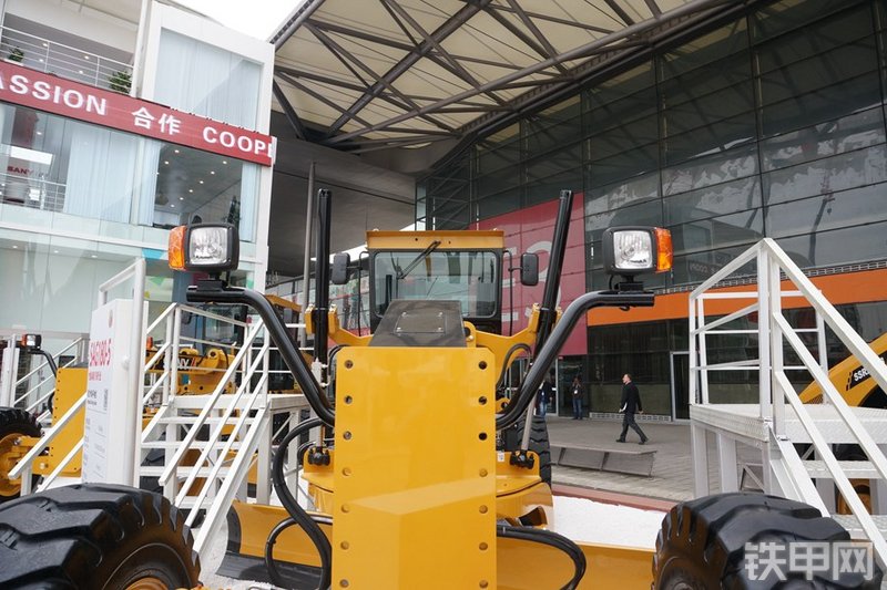 三一重工SAG180-5平地机局部