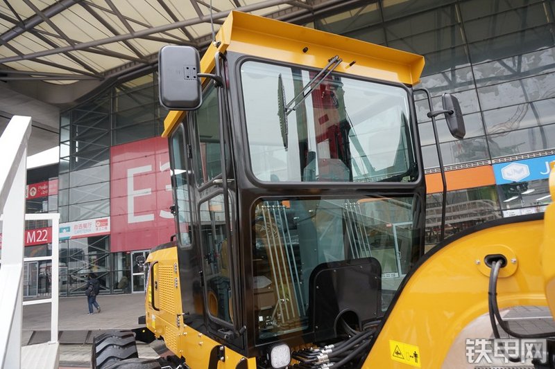 三一重工SAG180-5平地机局部