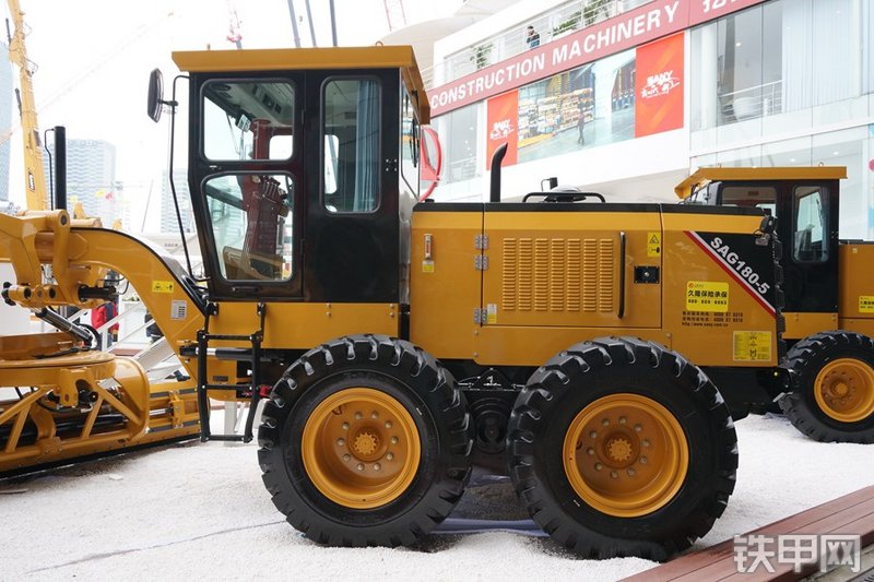 三一重工SAG180-5平地机整机外观