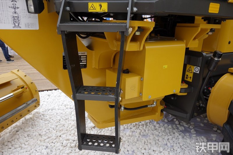 山东临工G9190平地机局部