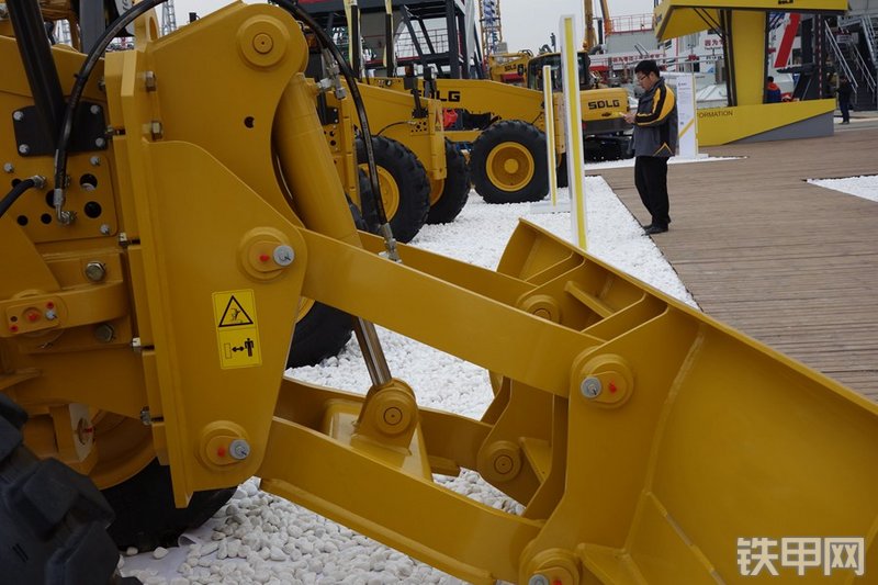 山东临工G9190平地机局部