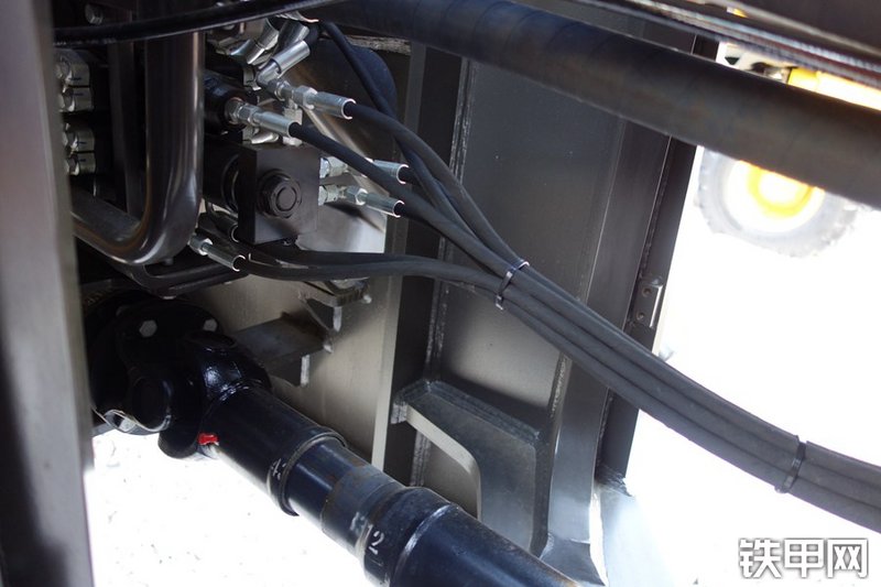 山东临工LFT30叉装车局部