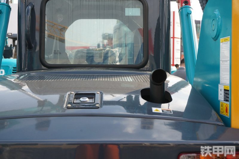 山河智能SWL3220滑移装载机局部