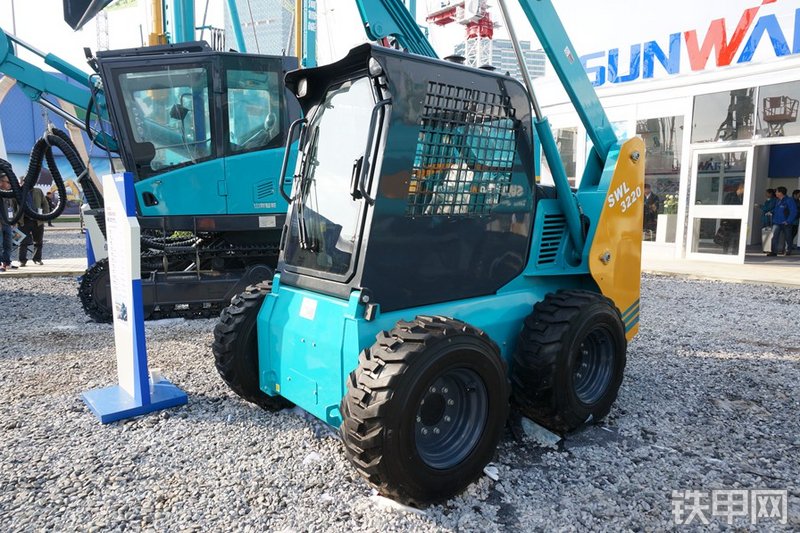 山河智能SWL3220滑移装载机整机外观