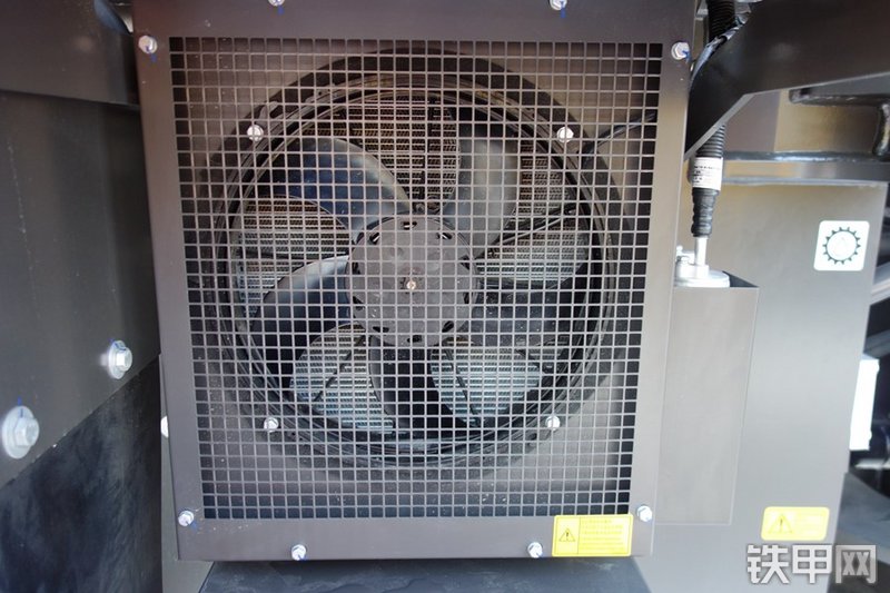 山东临工LFT30叉装车局部