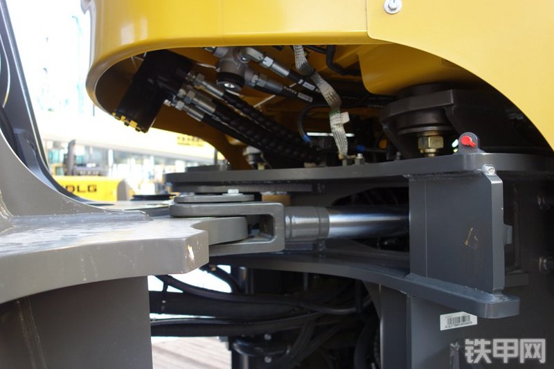 山东临工LFT30叉装车局部