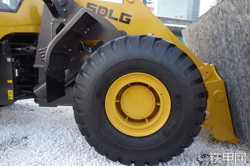 山东临工LFT30叉装车局部