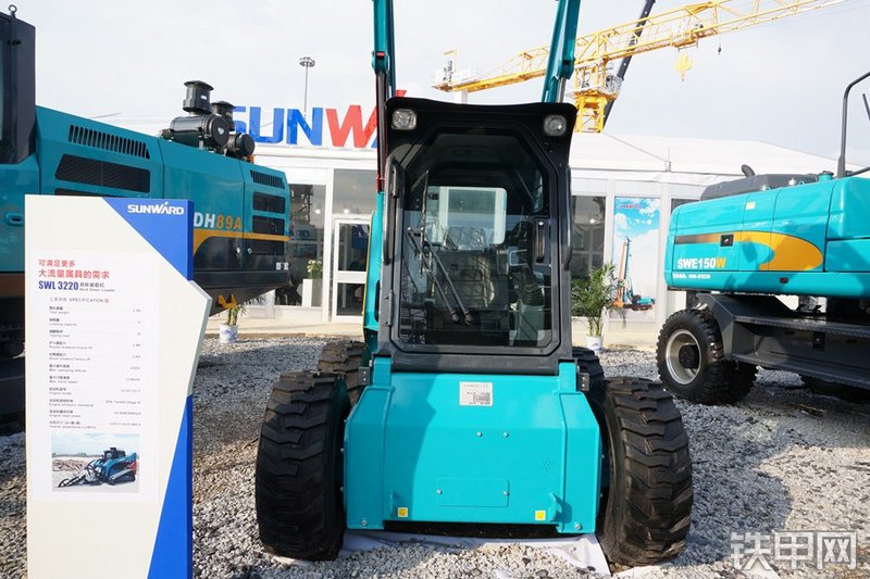 山河智能SWL3220滑移装载机整机外观