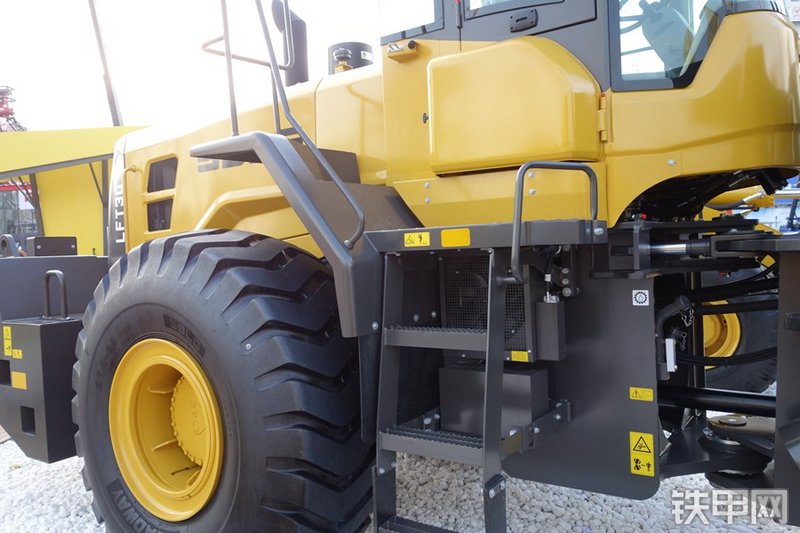 山东临工LFT30叉装车局部