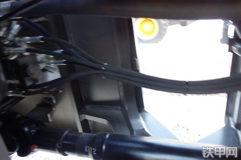 山东临工LFT30叉装车局部