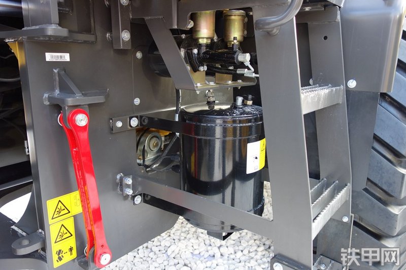 山东临工LFT30叉装车局部