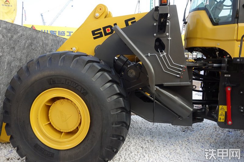 山东临工LFT30叉装车局部