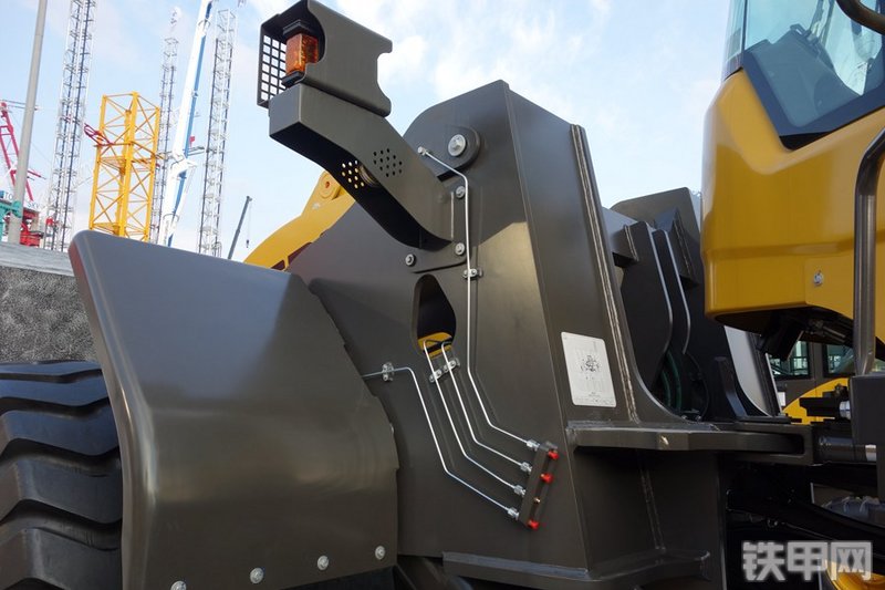 山东临工LFT30叉装车局部