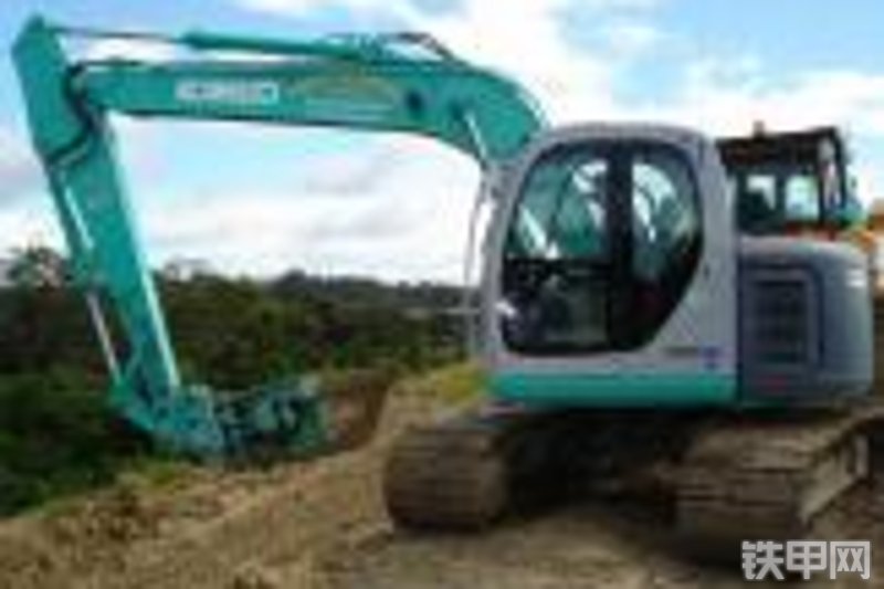 神钢sk135履带式挖掘机