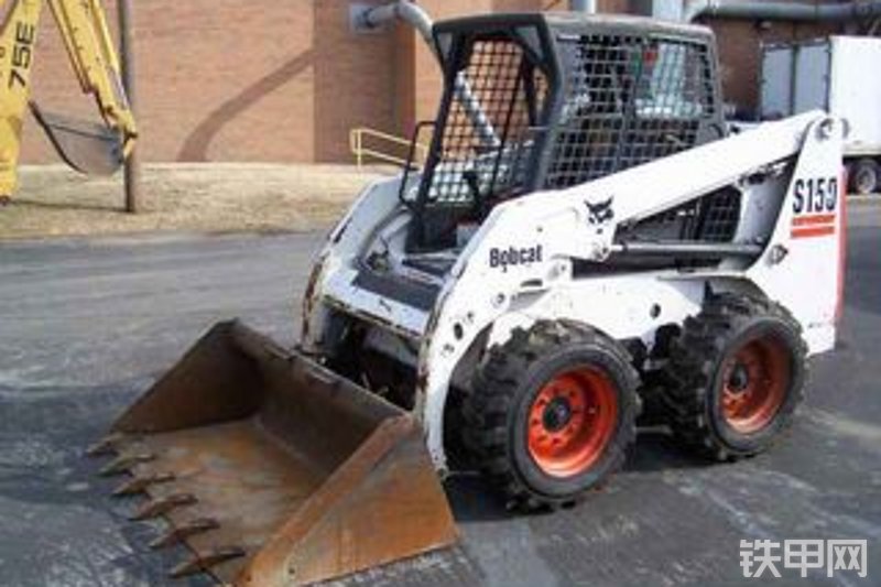 山猫s150轮式滑移装载机