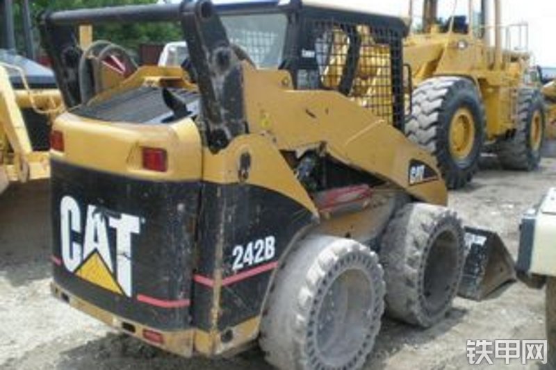 卡特彼勒cat242b轮式滑移装载机