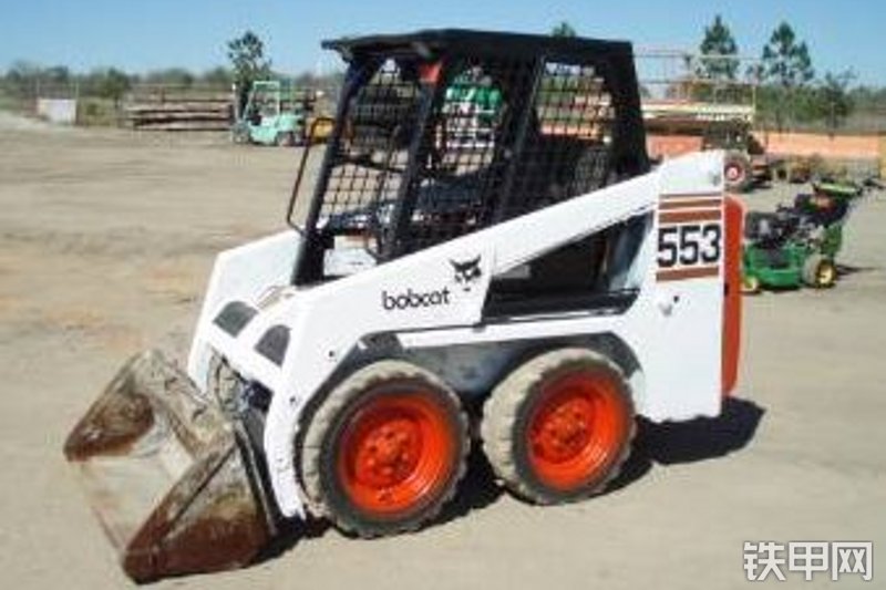 山猫553轮式滑移装载机