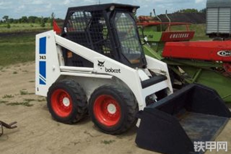 山猫743轮式滑移装载机