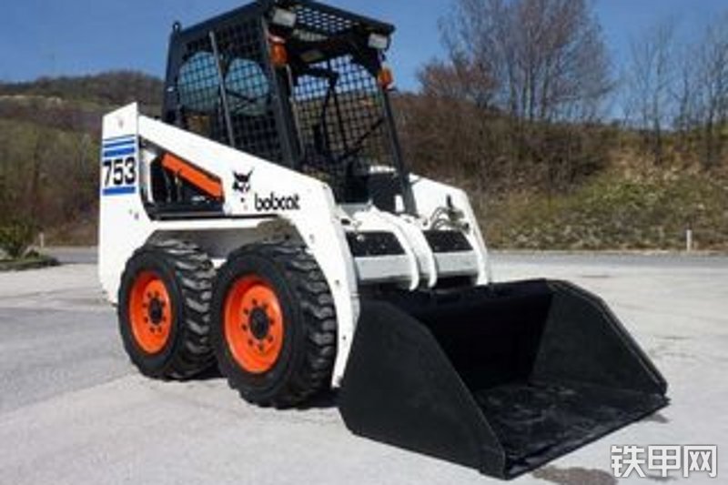 山猫753轮式滑移装载机