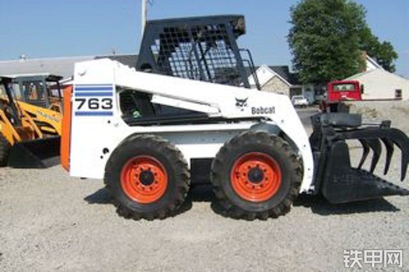 山猫763轮式滑移装载机