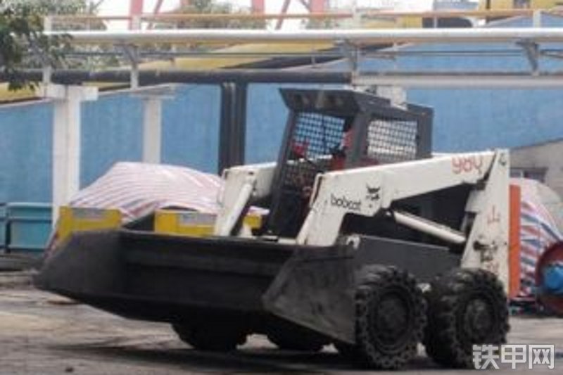 山猫980轮式滑移装载机