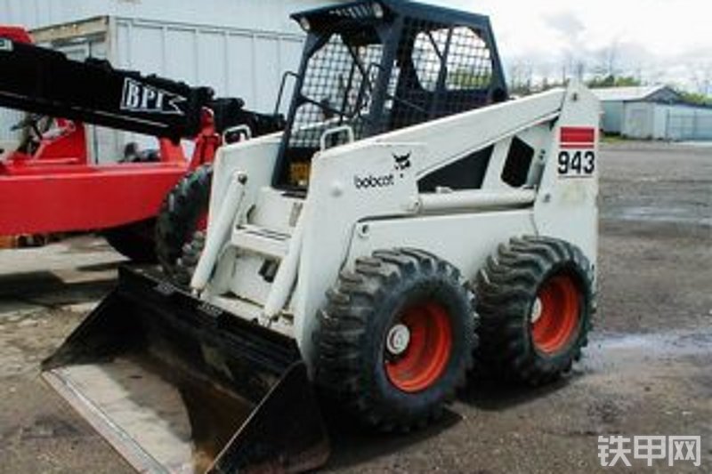 山猫943轮式滑移装载机