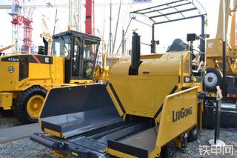 柳工clg506轮式沥青摊铺机