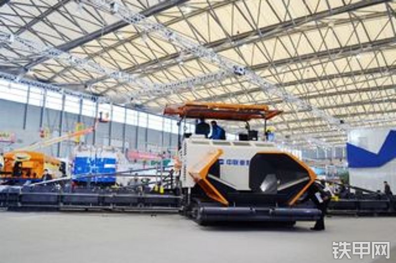 中联重科super165履带式沥青摊铺机