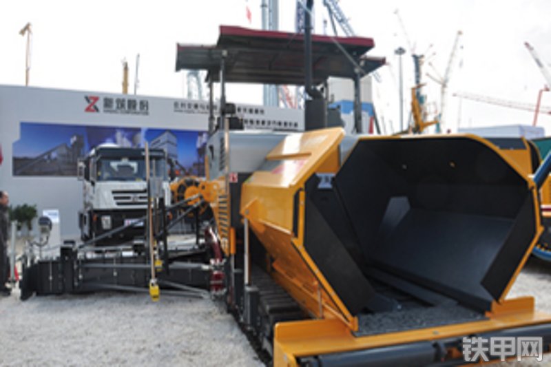 新筑股份mt9000sii履带式沥青摊铺机