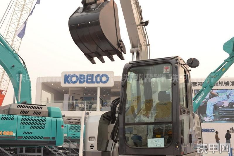 神钢SK80H混合动力挖掘机整机外观