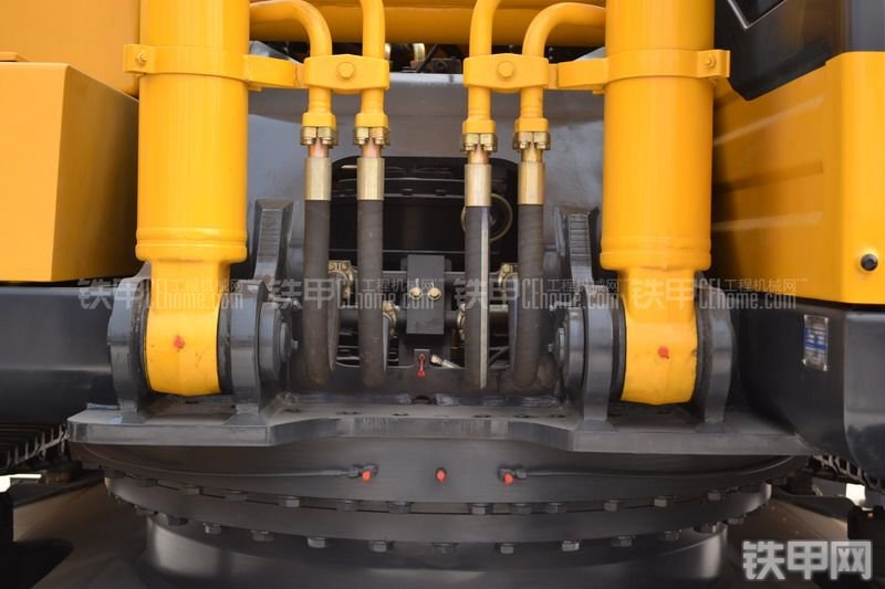 山重建机JCM933D挖掘机局部