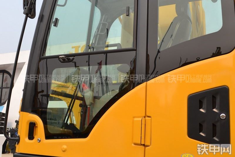 山重建机JCM933D挖掘机局部