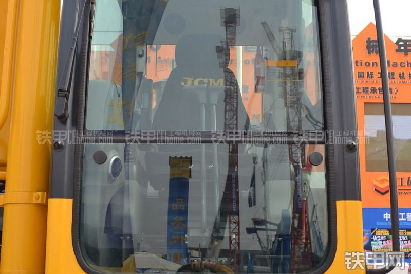 山重建机JCM933D挖掘机局部