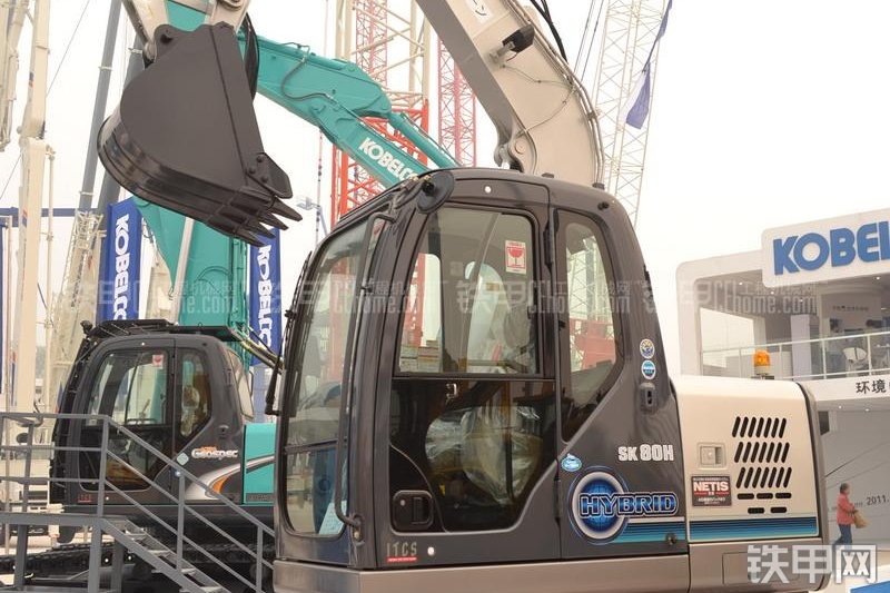 神钢SK80H混合动力挖掘机整机外观