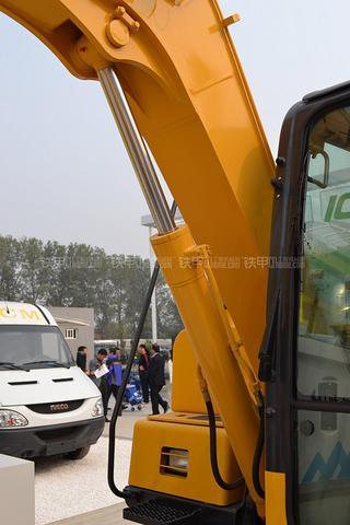 山重建机JCM907D挖掘机局部