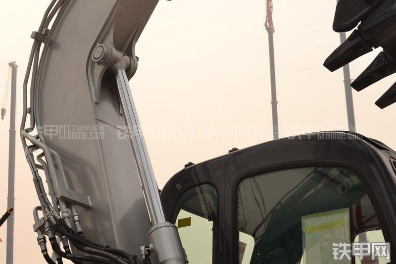 神钢SK80H混合动力挖掘机整机外观