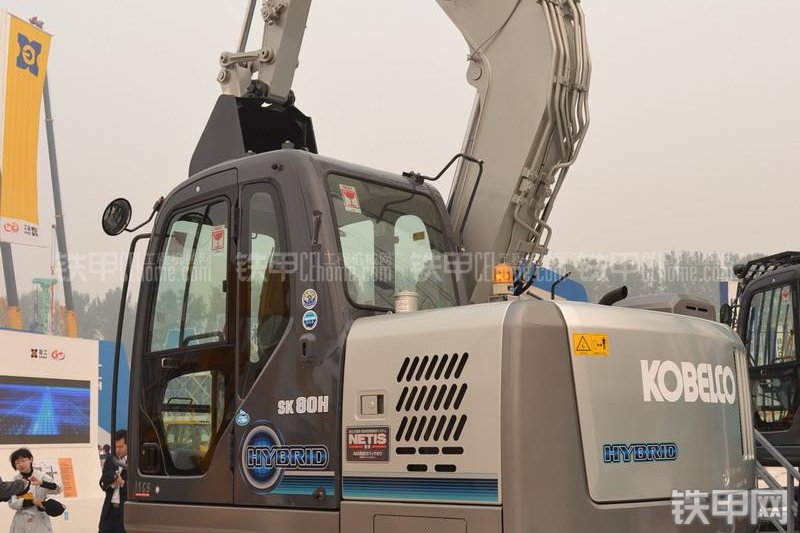 神钢SK80H混合动力挖掘机整机外观