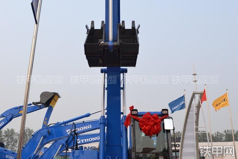 山重建机GC228LC混合动力挖掘机整机外观