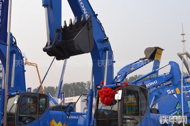 山重建机GC228LC混合动力挖掘机整机外观