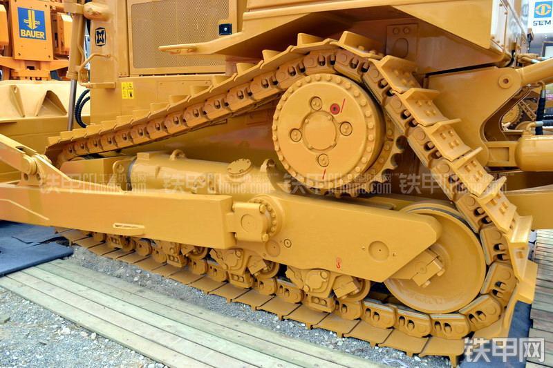 宣工SD8B高驱动推土机整机外观