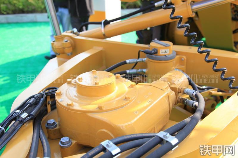 卡特彼勒140K平地机局部